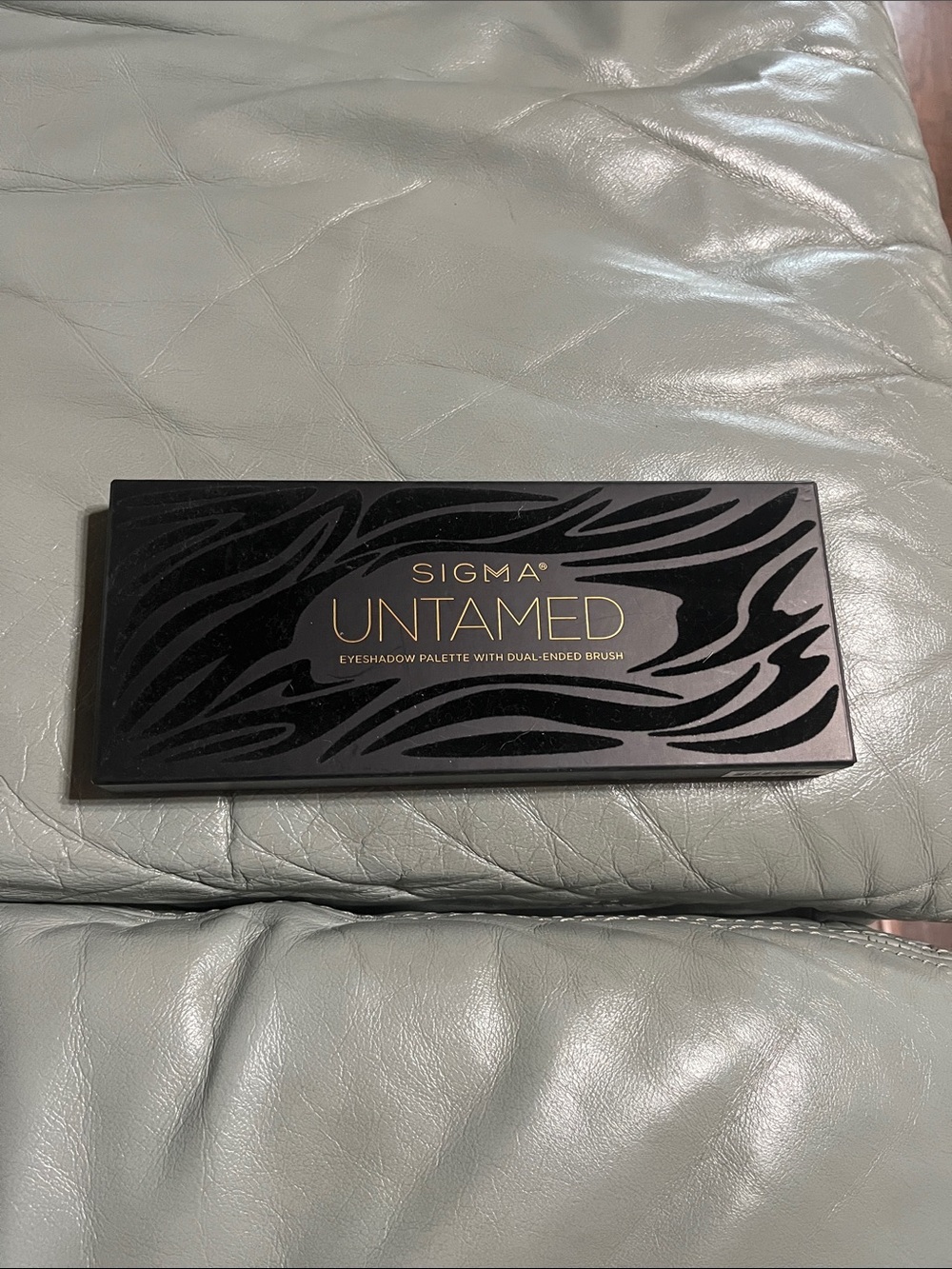 Sigma Untamed Eyeshadow Palette - Black with Gold Logo